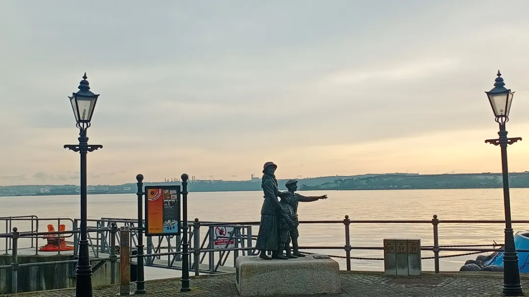 图4：反映大饥荒中爱尔兰移民的雕塑